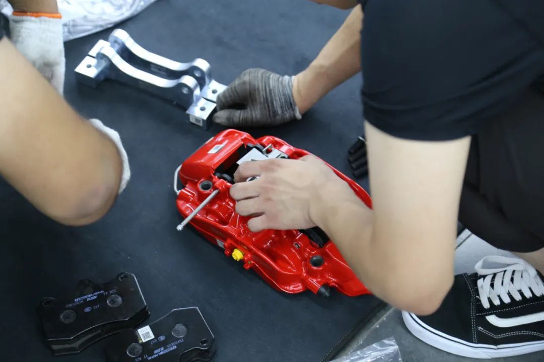 宝马x5拆刹车盘视频,宝马x5红色卡钳和蓝色卡钳的区别