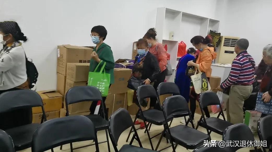 老人10元游玩领鸡蛋,满60岁的老人免费领鸡蛋