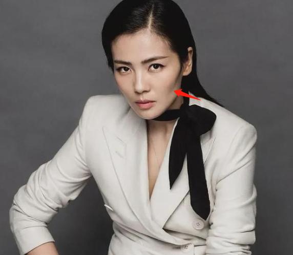 有颧骨的人怎么会显的好看,高颧骨是显老还是显年轻