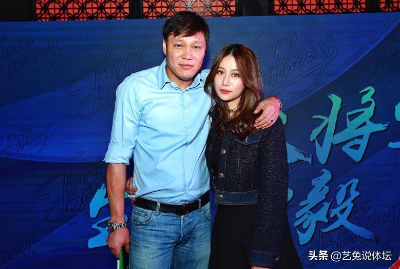 范志毅与36岁妻子,前任国足范志毅