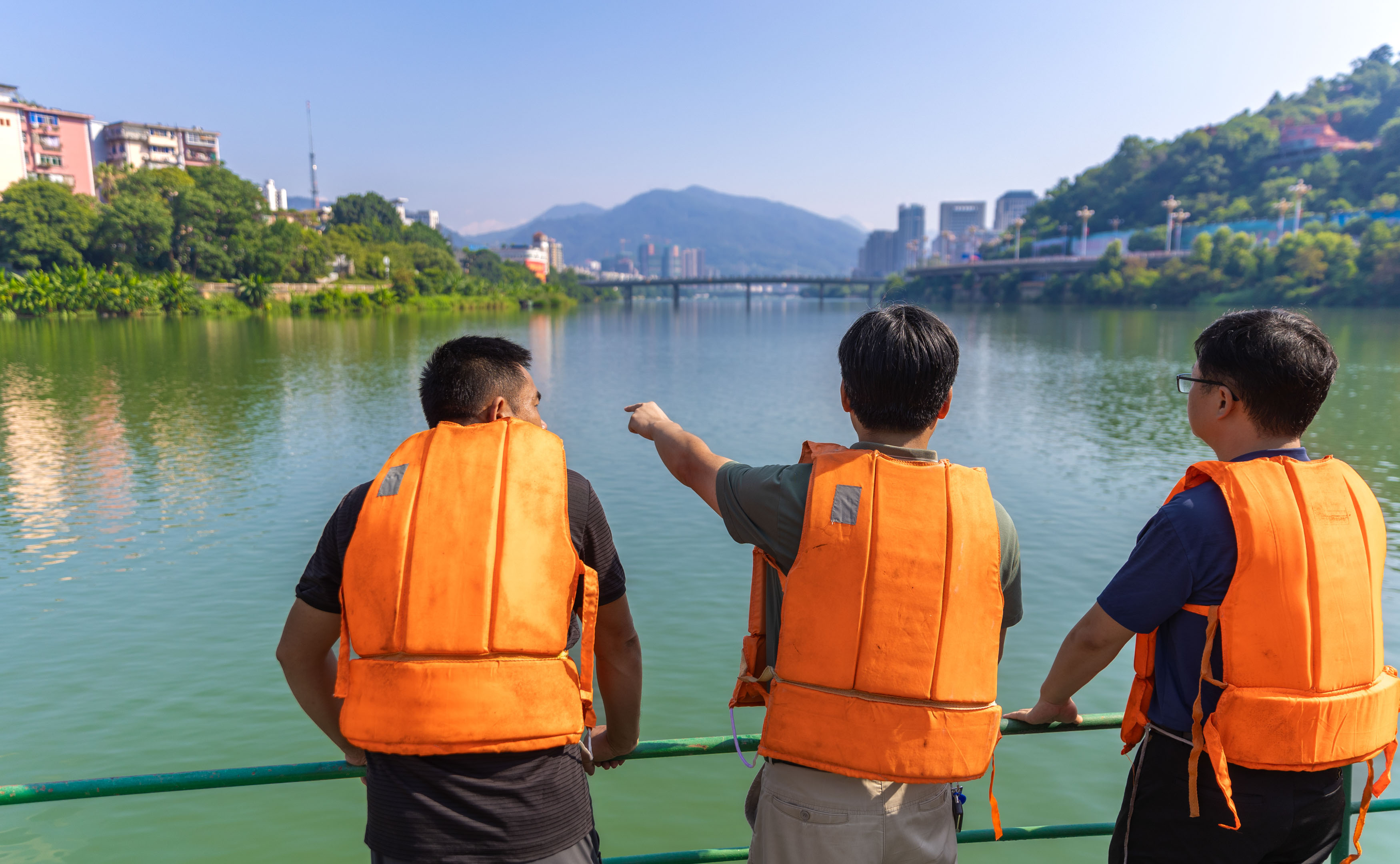 三元：烈日下的沙溪河“清道夫”汗水浸透衣衫，守护“一汪碧水”