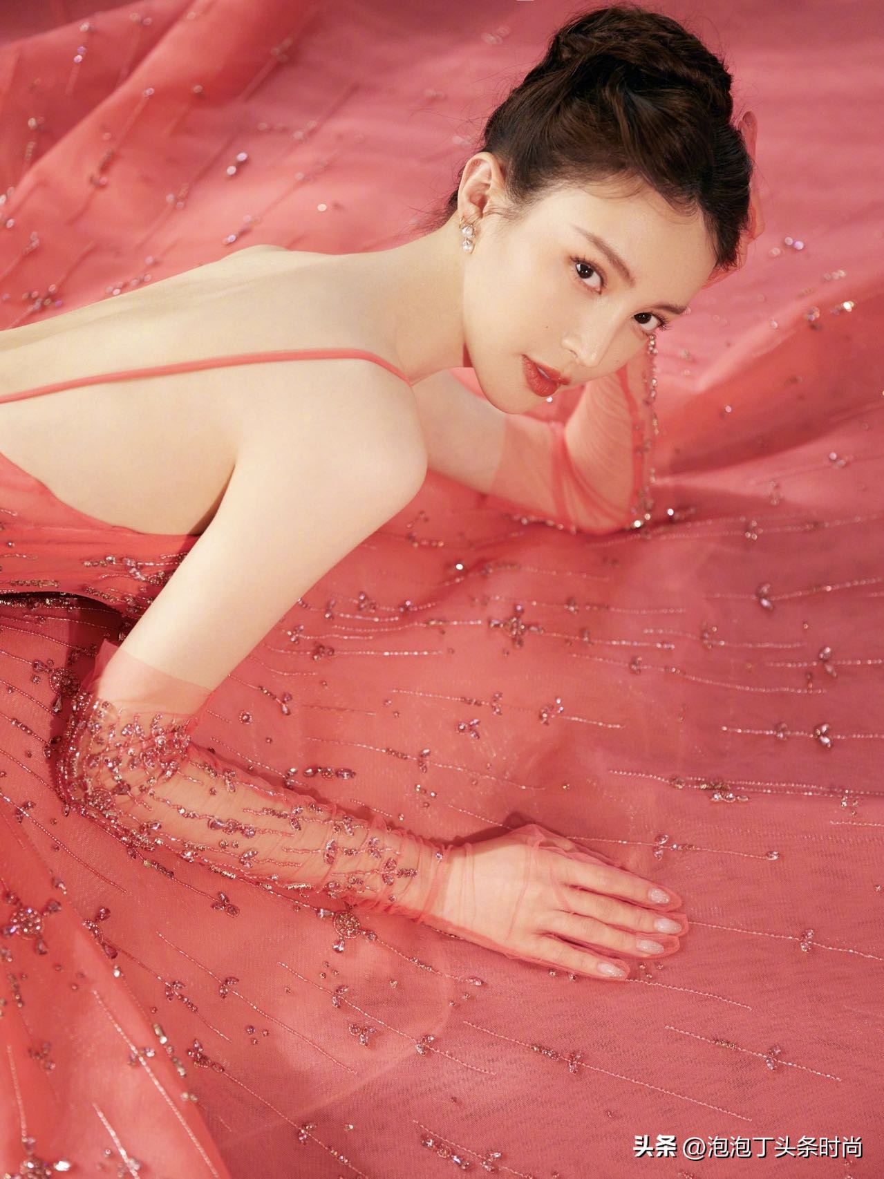 这是几个情况？身高1米82Ta，把男女明星秒变“小矮人”怎么看？