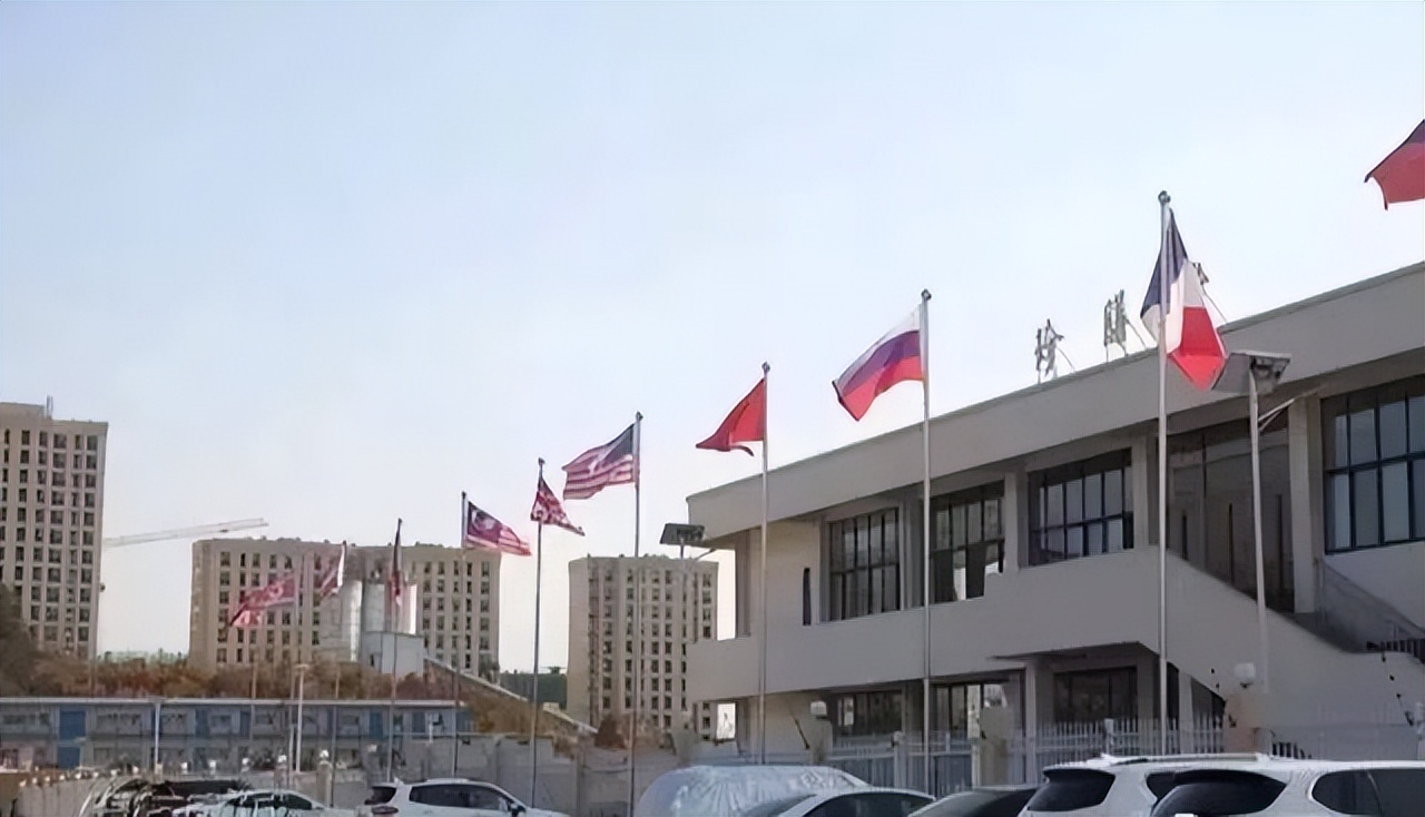 超市悬挂美英法三国国旗,超市悬挂多国国旗