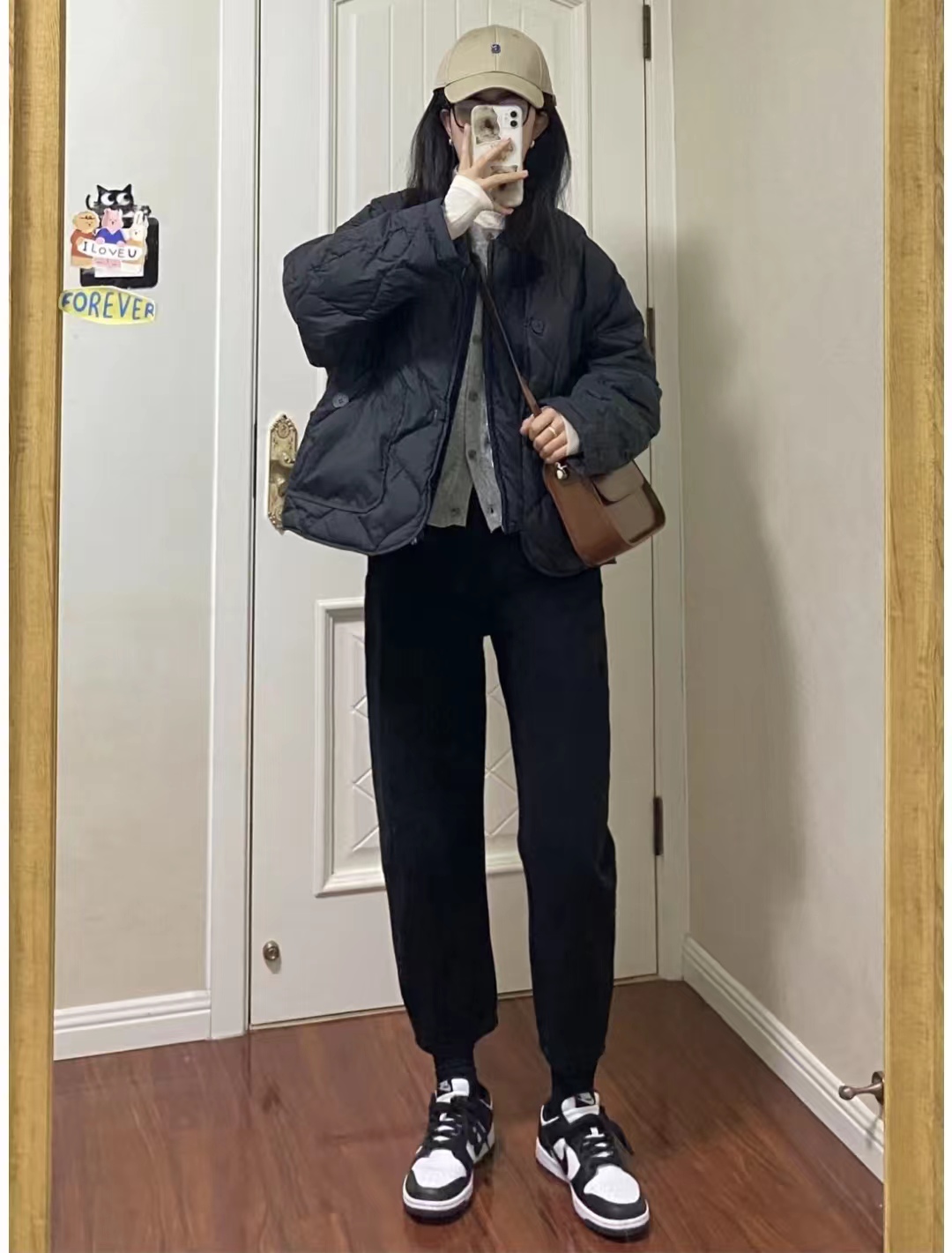 19冬羽绒服穿搭,韩款黑色羽绒服搭棕色长靴