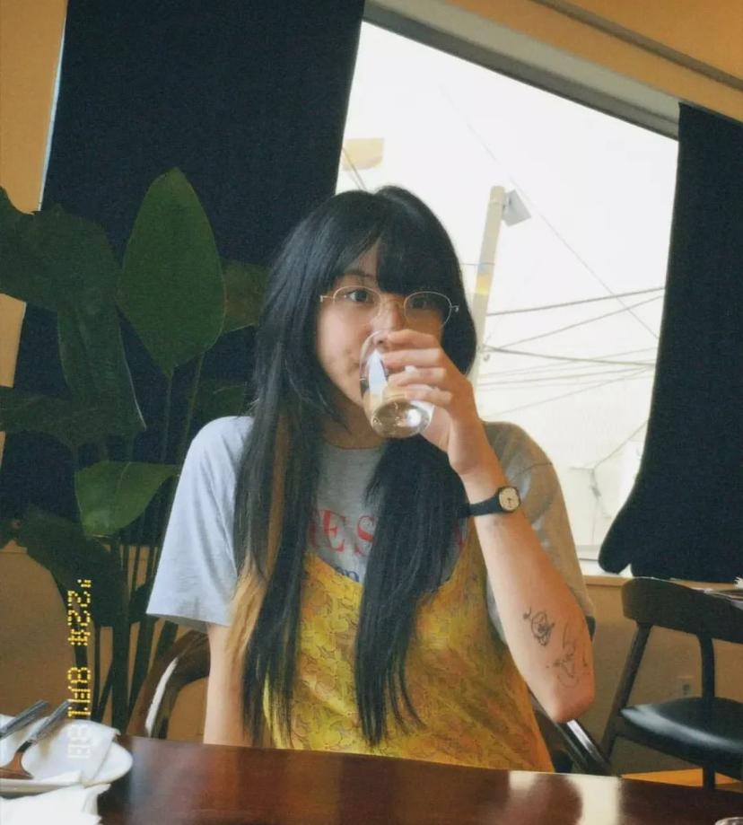 从人气垫底到拥有百万直拍的鬼马爱豆！她怎么变美的？