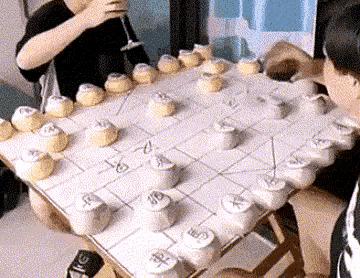 伴娘蹲角落里玩手机,伴娘躲在角落玩手机很漂亮