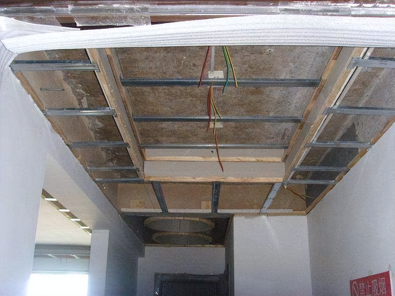 轻钢龙骨吊顶与木龙骨吊顶贵多少,装潢吊顶用木龙骨好还是轻钢龙骨