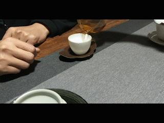 茶桌叩手礼你学会了吗,茶桌上的叩指礼