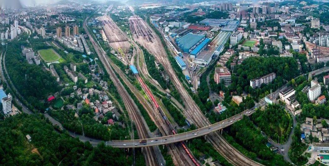 普速铁路进入高铁时代,怀化高铁与长沙高铁以后哪个强大