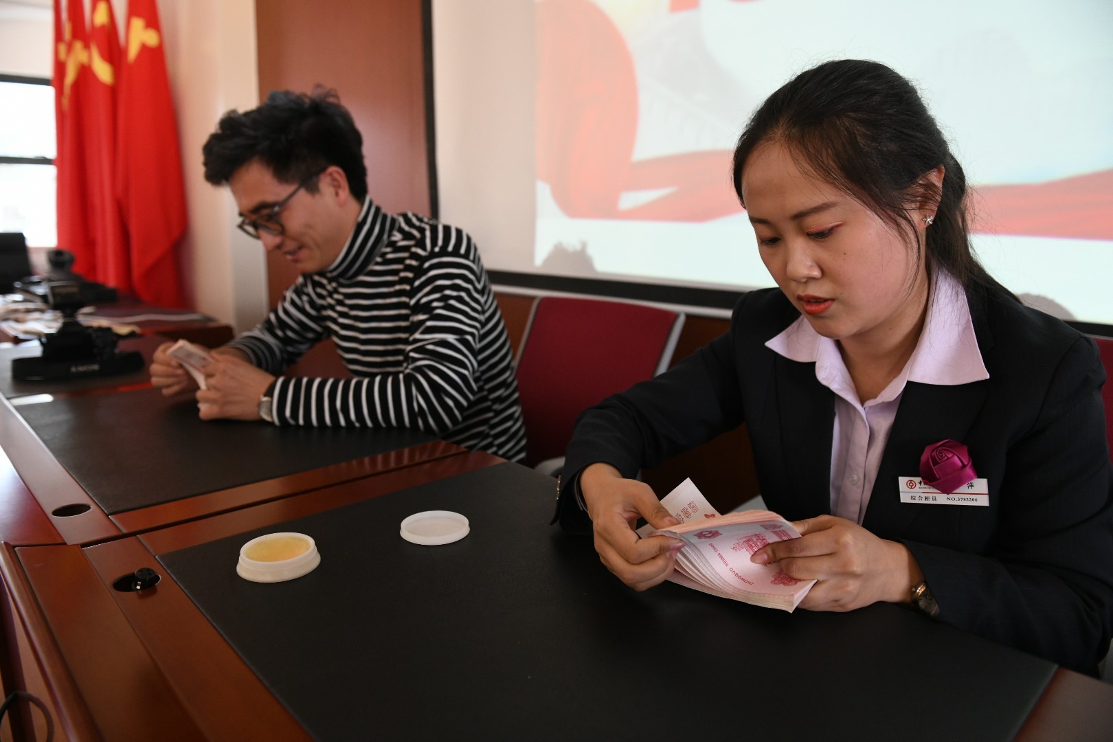 银行本科柜员工资待遇,本科进银行待遇怎么样