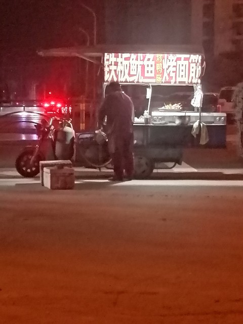 夫妻地摊卖臭豆腐日营业额9000元,摆摊卖臭豆腐一年能赚多少钱