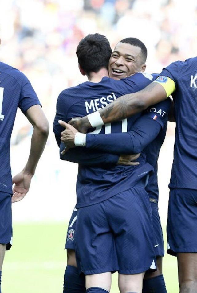 姆巴佩对决梅西欧冠,梅西绝杀姆巴佩抱了三次梅西