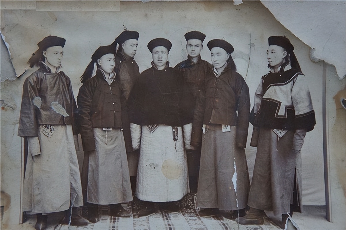 清朝灭亡后皇室贵族都去哪里,清朝灭亡后皇室人都去了哪个省