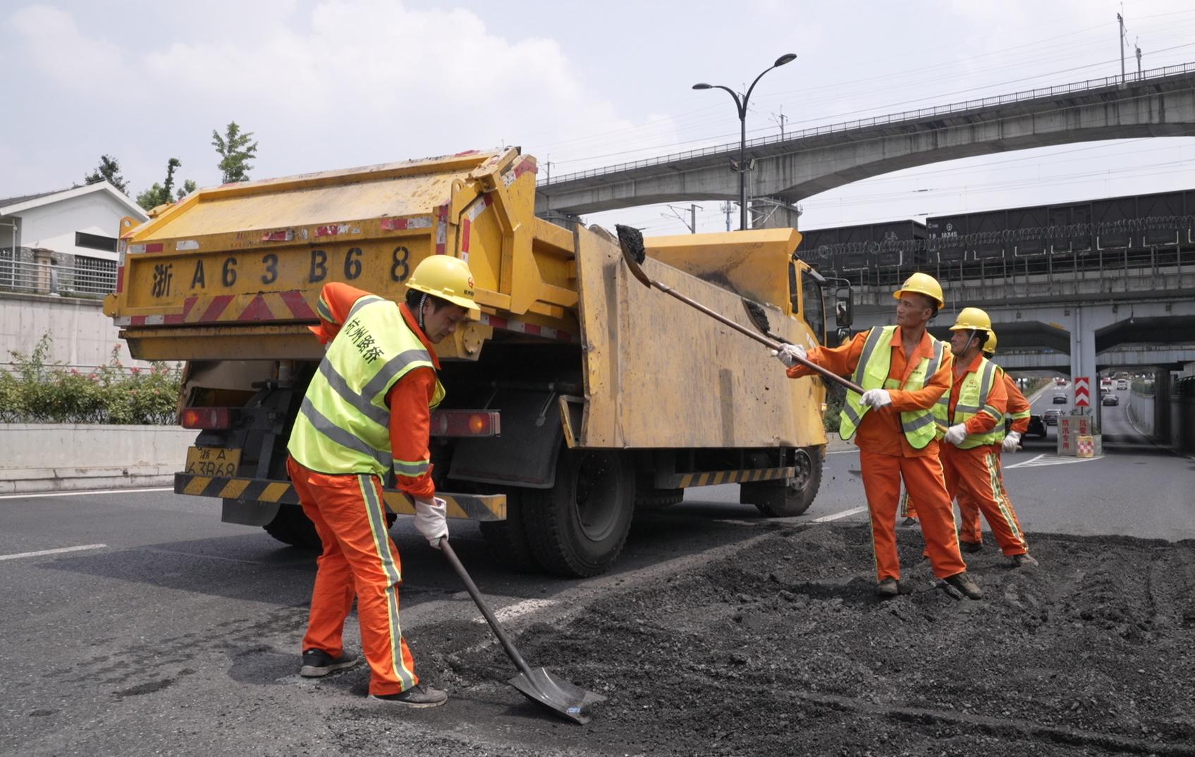 纯悦“一瓶水接力”第六季：送出清凉，让爱延续，致敬脚踩“火炉”的筑路人