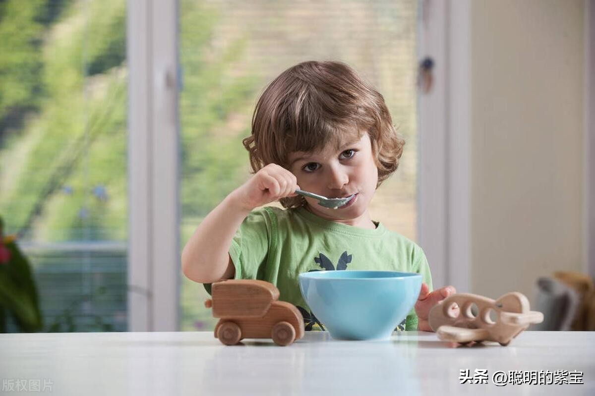 宝宝不吃饭奶奶竟然这样做,宝宝不愿自己吃饭怎么办