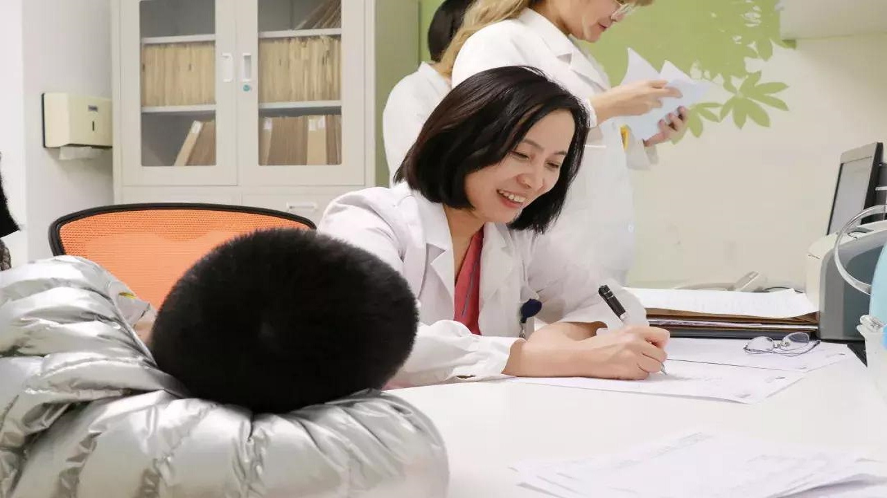 尿液中有大量泡沫是怎么回事,尿液里有不少沉淀物是有病了么