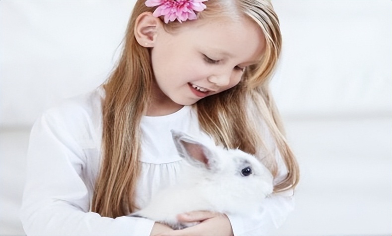 女孩第一次来例假最佳年龄是多少,女孩初次来例假在什么年纪