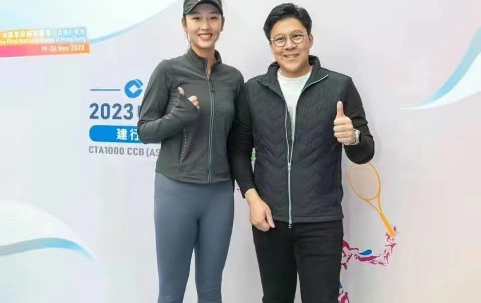 原创霍启刚与美女球手热聊,碰到对方私密部位,女方肤白貌美