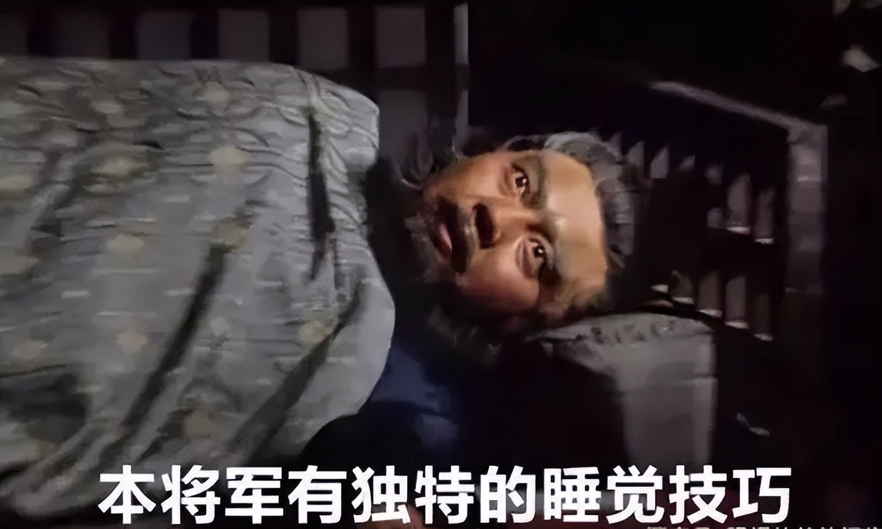 为什么有些人睡觉半睁着眼睛,为啥有些人睡觉半睁眼