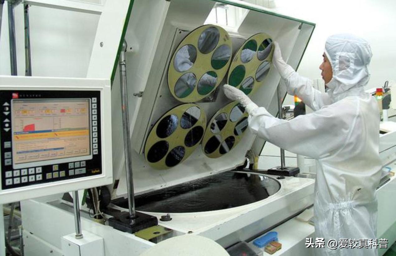 狠砸2800亿，逼迫全球芯片巨头站队！美国“芯片法案”在搞什么鬼