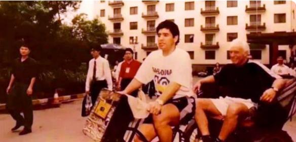 1987年*小平邓**邀请马拉多纳来中国踢球，马拉多纳：没有三亿我不去