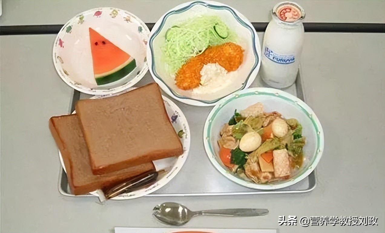 中国学生营养餐与日本的区别,日本给学生的营养餐