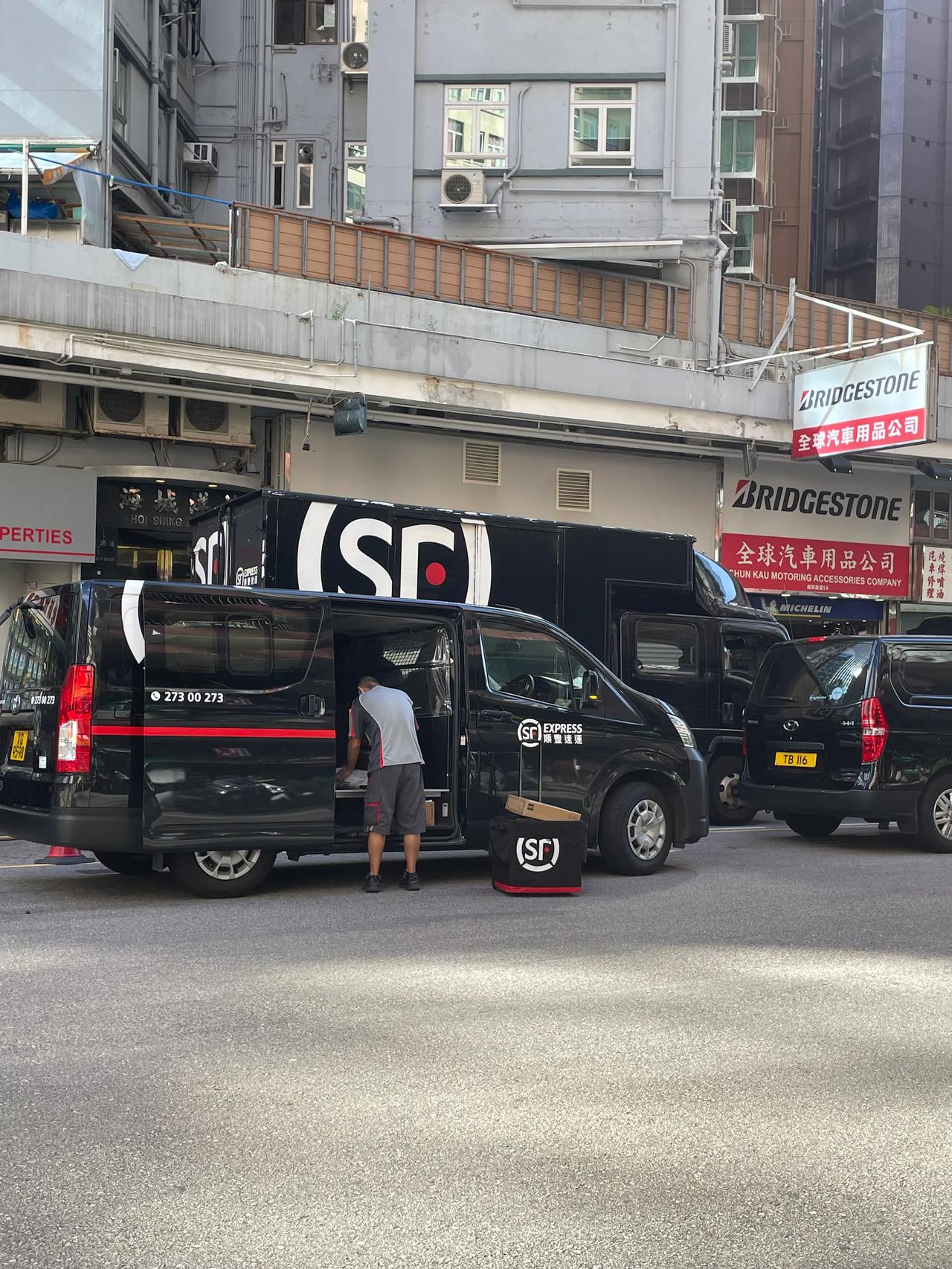 现在自己买个车，顺丰送快递，一个月工资1万5多