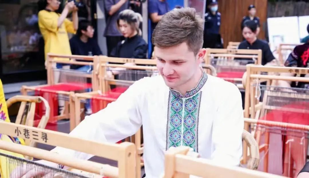 维吾尔族大学生,打拼钱塘!小艾同学,爱了爱了