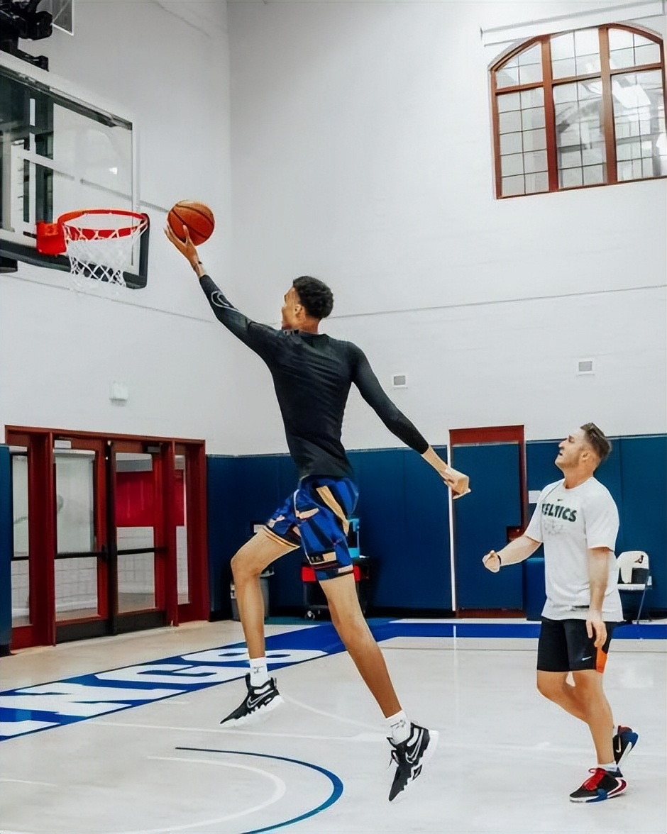 维克托文班亚马nba季前赛首秀,文班亚马当选nba状元路人视角