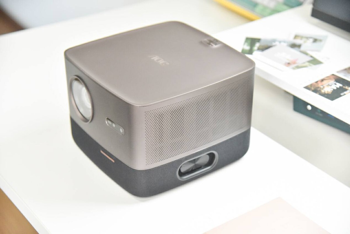 有它，挤啥电影院？AOCL1智能投影实测：2500ANSI流明+帝瓦雷调音