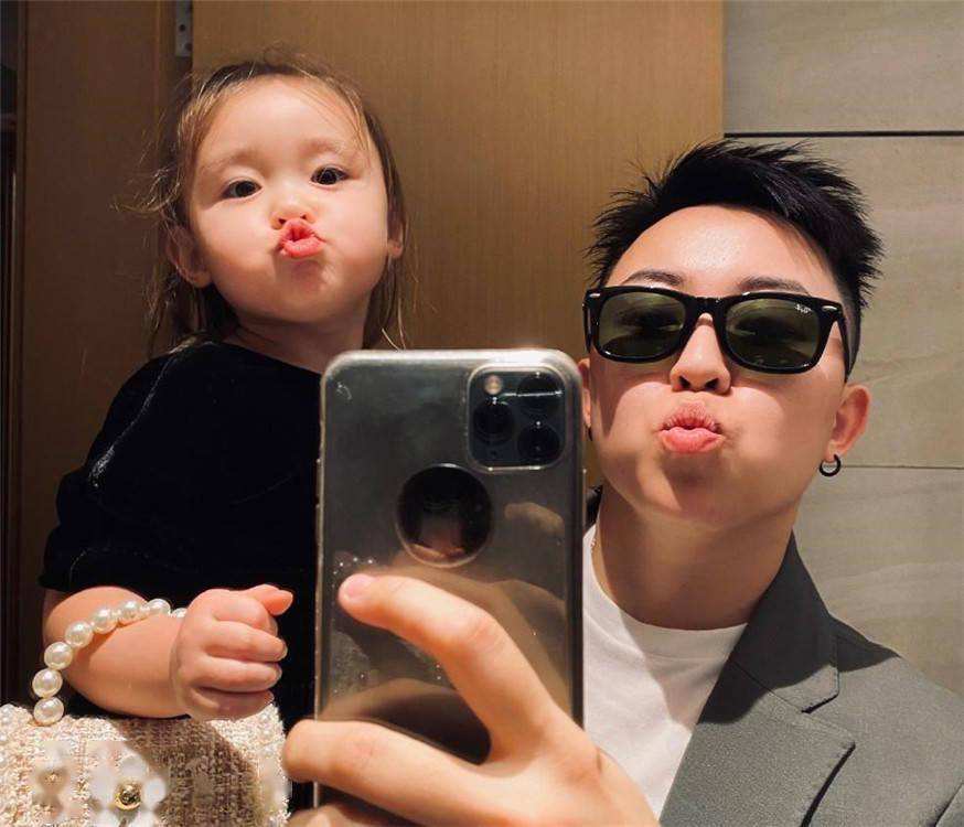 网红富婆租车拍视频装有钱人,养豹的富婆