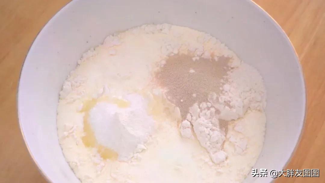 高筋面粉做面包不用厨师机,没有厨师机怎么做全麦面包