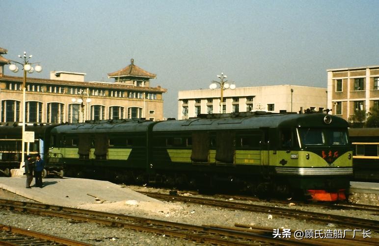 神舟卫星飞天,东方红一号卫星在太空飞行视频