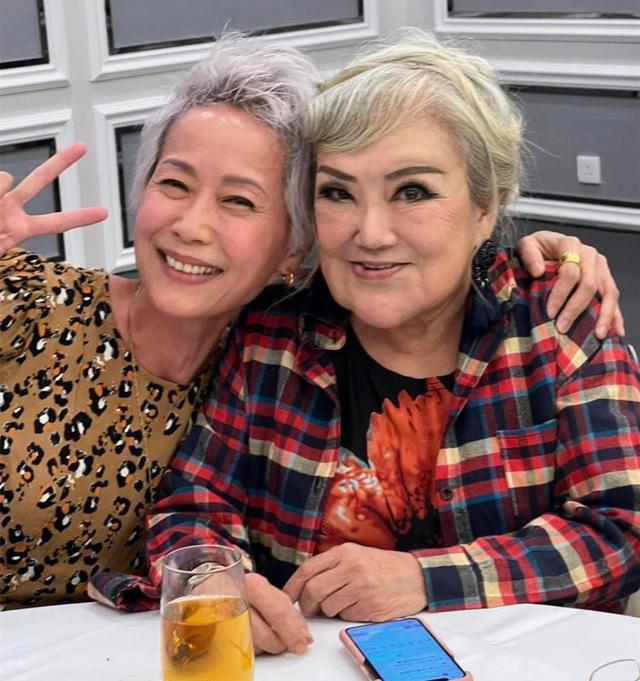 69岁赵雅芝与59岁的叶童庆生,69岁赵雅芝和60岁的叶童同框