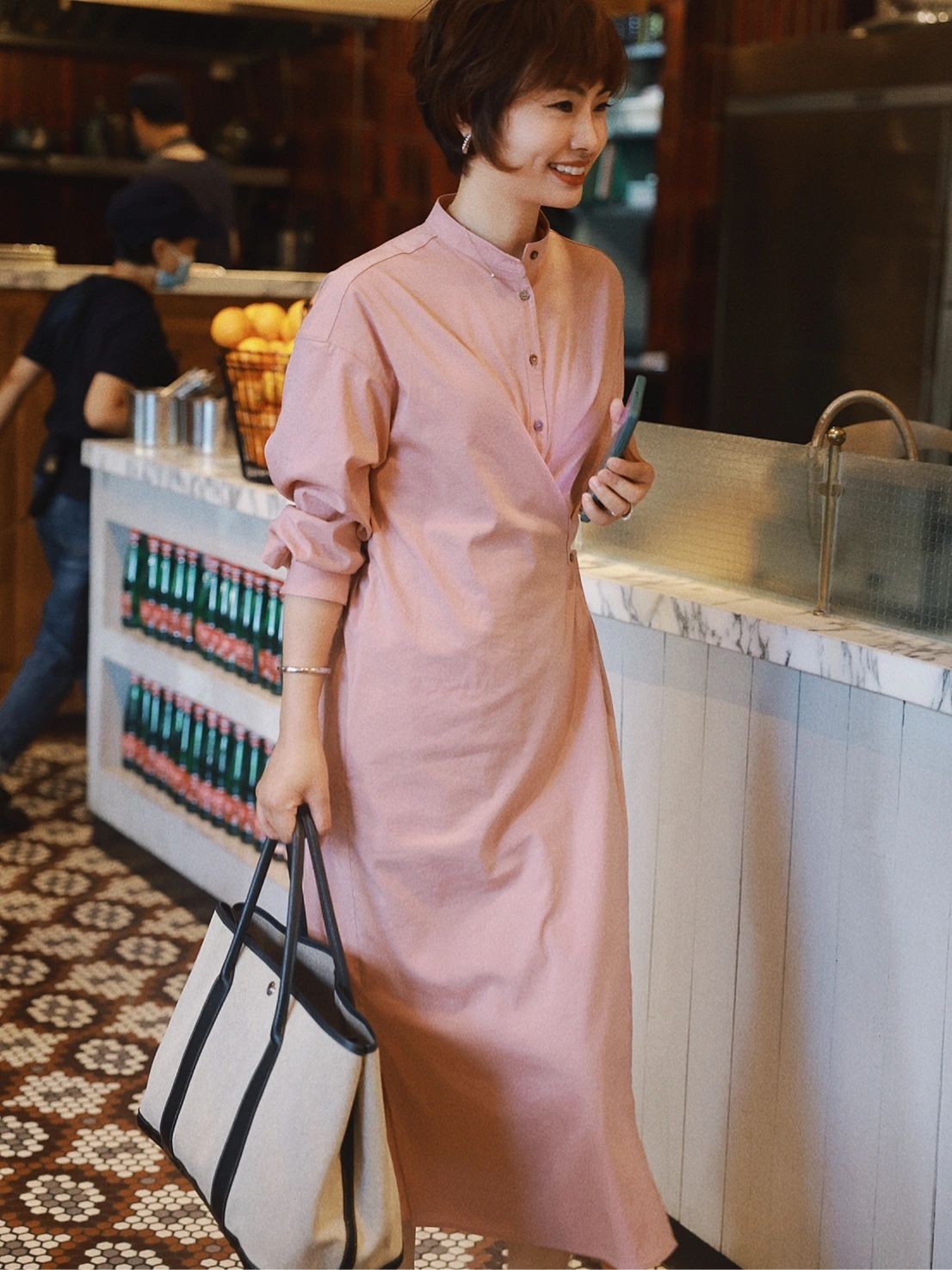 夏天穿什么颜色的t恤显瘦显白,男生夏天染什么颜色显白