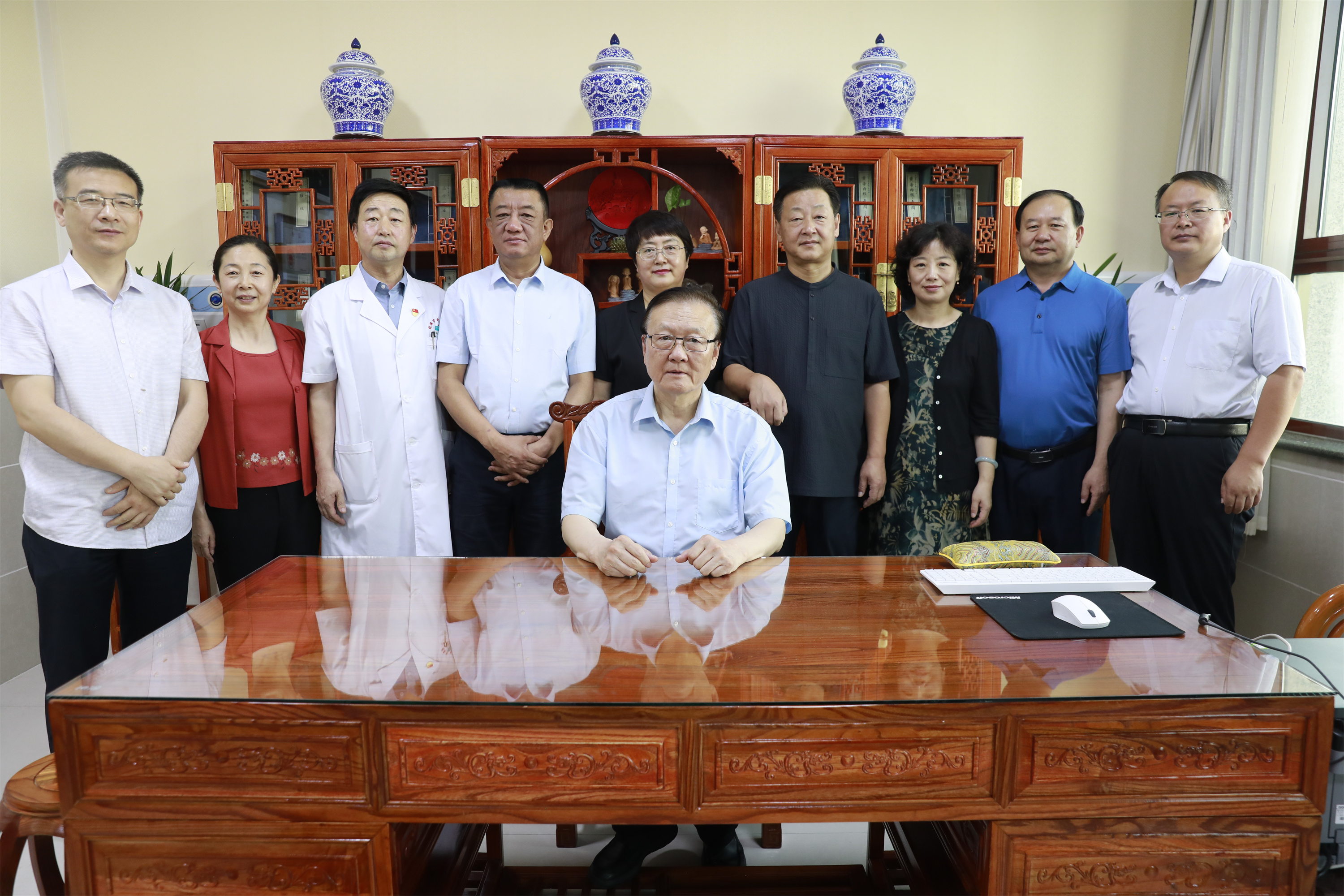 一代大医米伯让先生铜像揭幕全国名中医米烈汉优秀人才专家工作室授牌典藏书籍捐赠仪式在张掖市中医医院举行