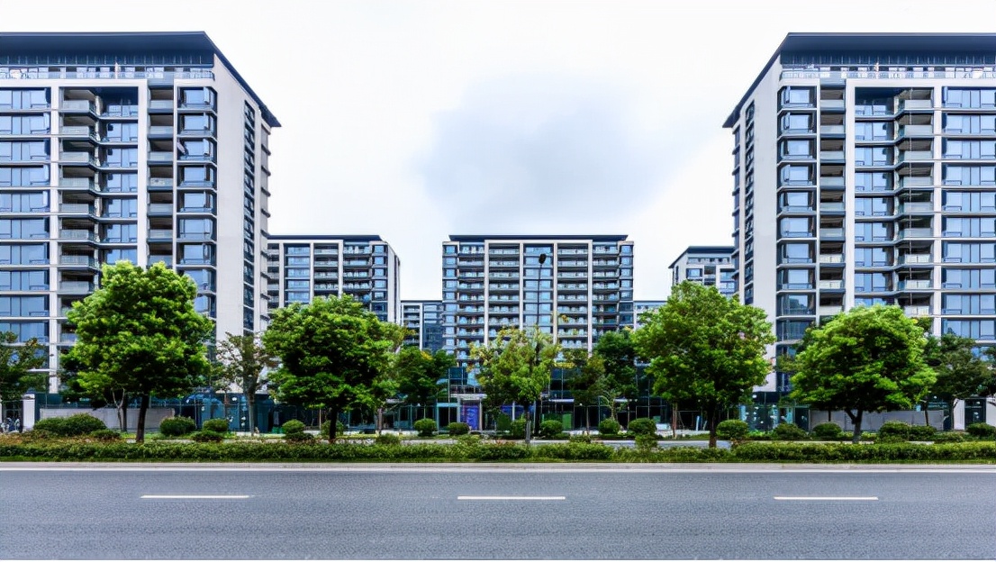 直击“口悲”楼盘交付，华丽袍服背后的虱子