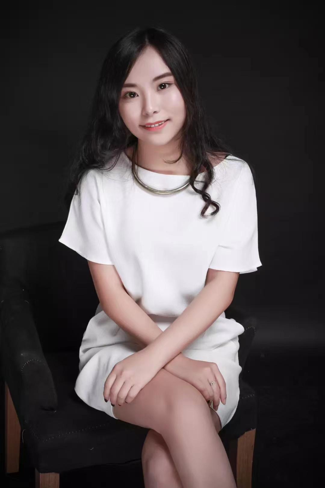 我，四川女孩，曾是五星级酒店前台，后来创业开店，赚钱买房买车