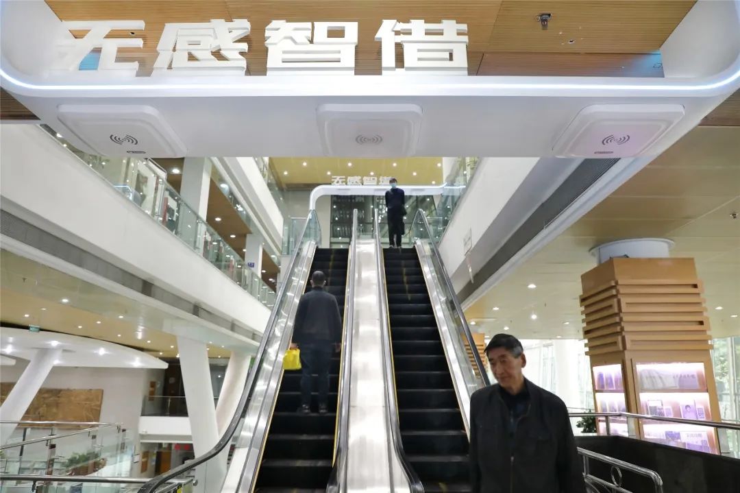 行业首个开放式无感智慧借阅系统，颜“智”在线，科技感十足！