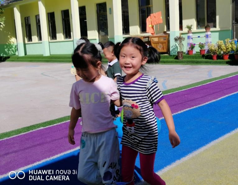 幼儿园大班两人三足游戏创新玩法,两人三足游戏规则幼儿园教案