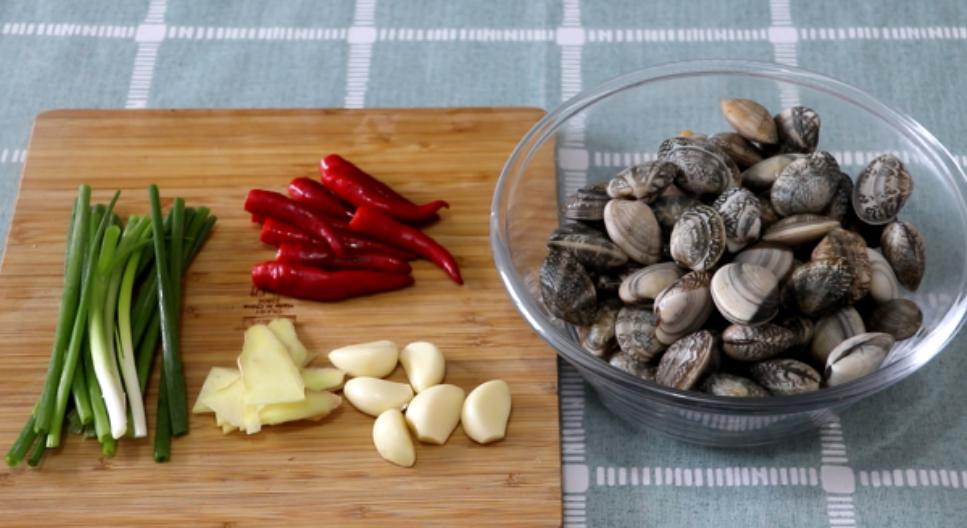 洗蛤蜊的方法,为什么用盐水泡蛤蜊不开口吐沙