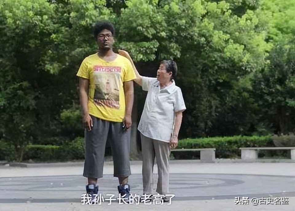 2000年上海阿婆收养黑人弃婴，被子女挥霍250万后，黑人不离不弃