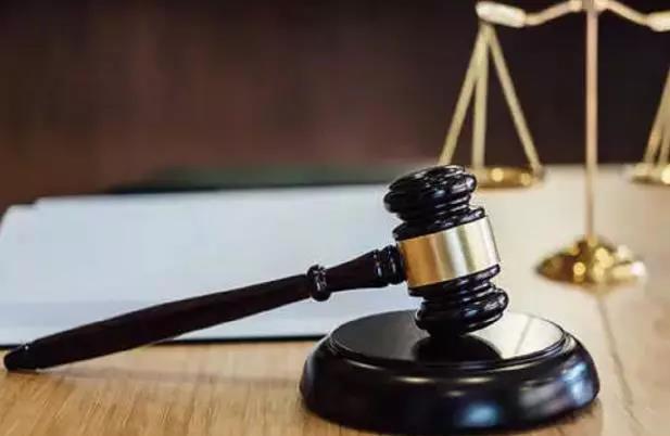 女子酒后向男闺蜜炫耀纹身,女子给男闺蜜露纹身