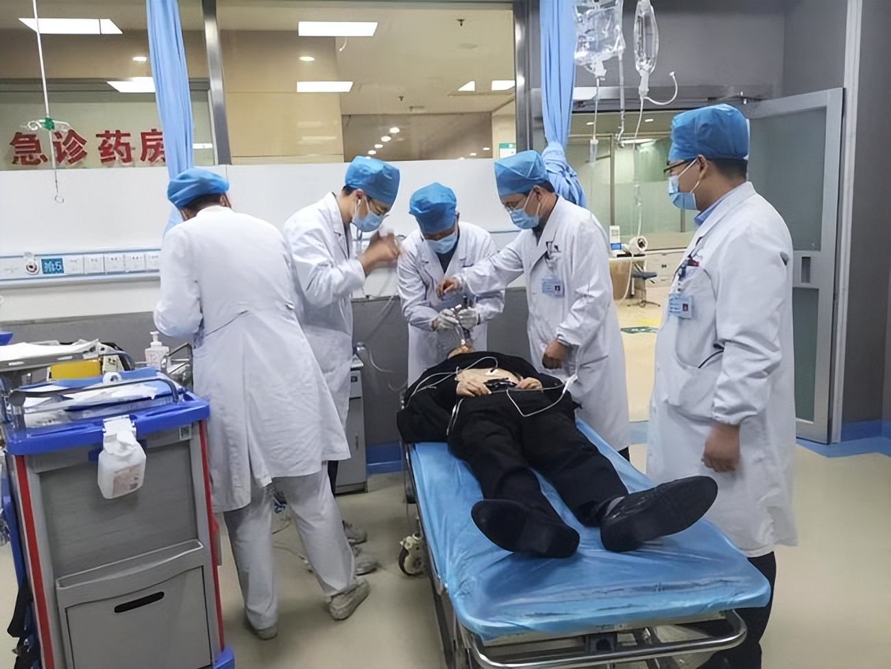 广西一男子被女友切掉生殖器，被救后哭喊：下面太疼，不是男人了