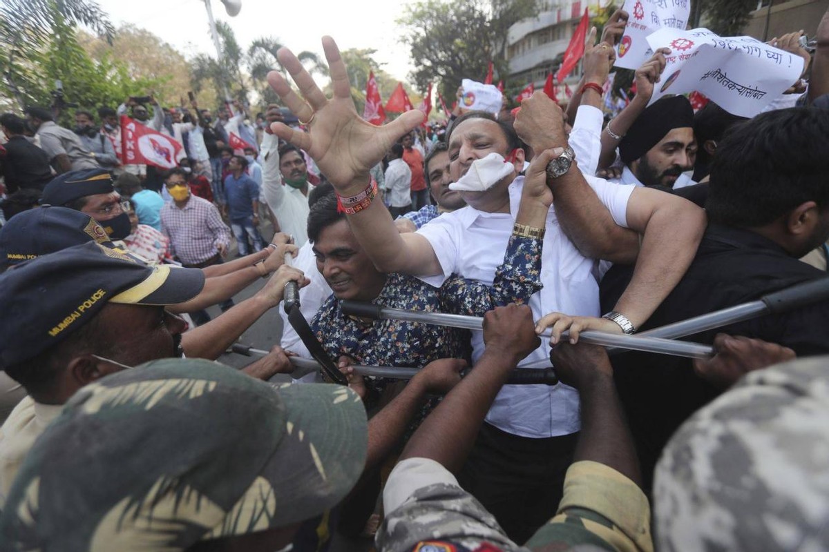 印度男子强奸母牛,3人在旁协助,拍下全程传网上,致5000人*行游**