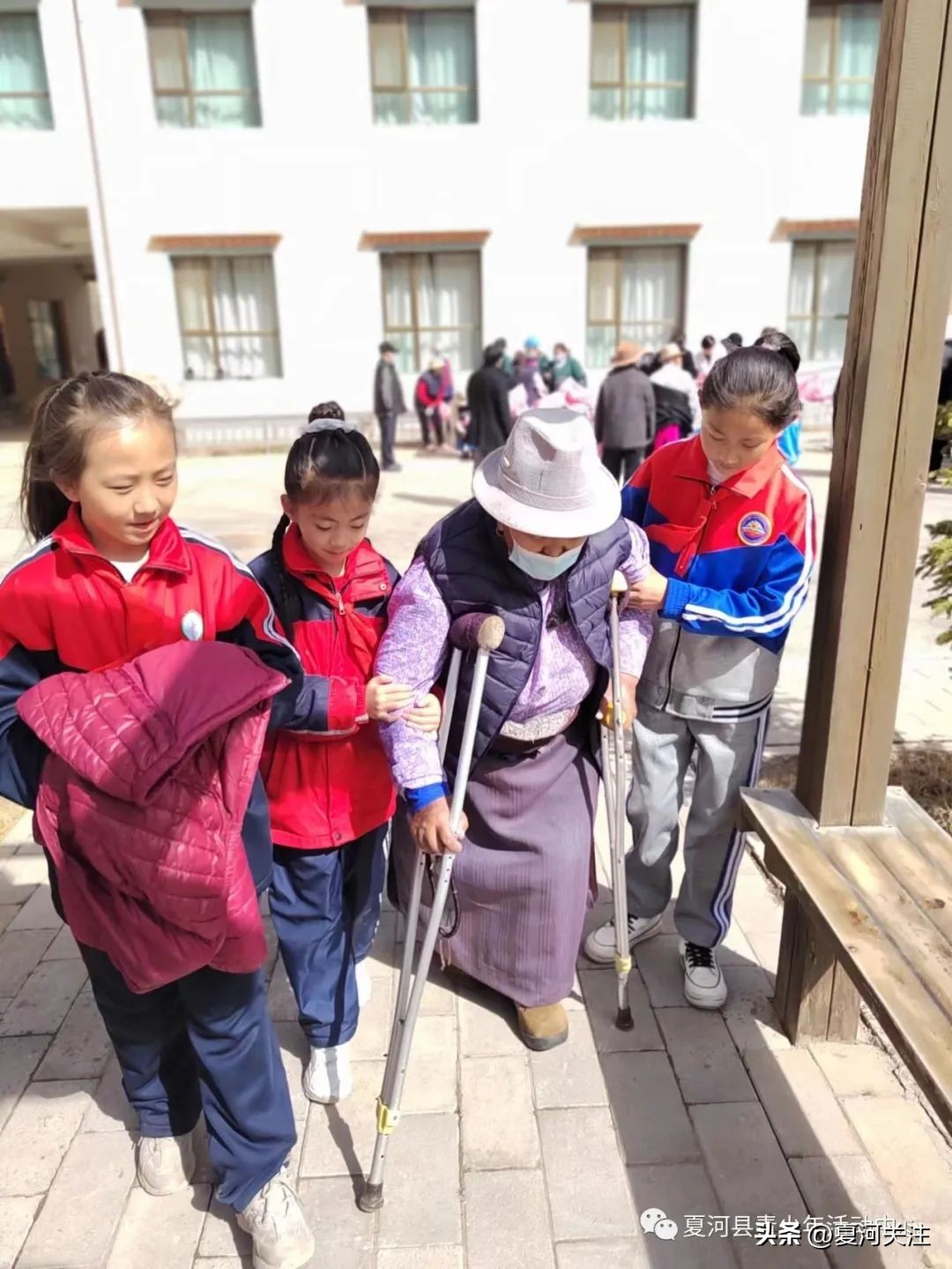 倡孝扬善敬老爱老志愿服务项目,助残爱心义卖传递爱与感恩