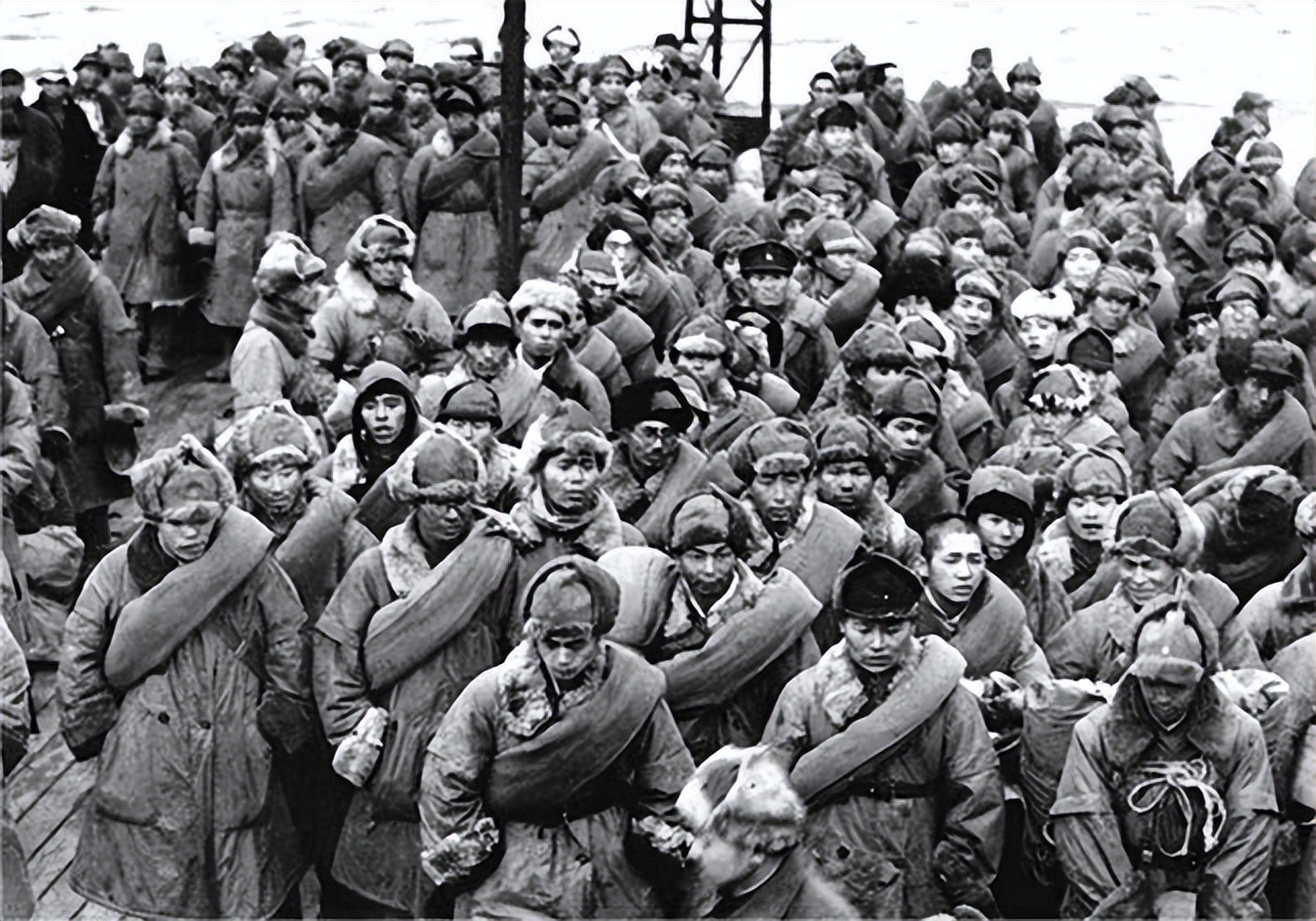 1946年日军战俘痛哭,二战日本60万俘虏回国