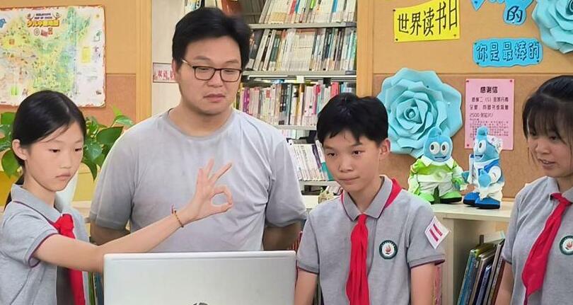 上海市东实验学校校长,仇虹豪