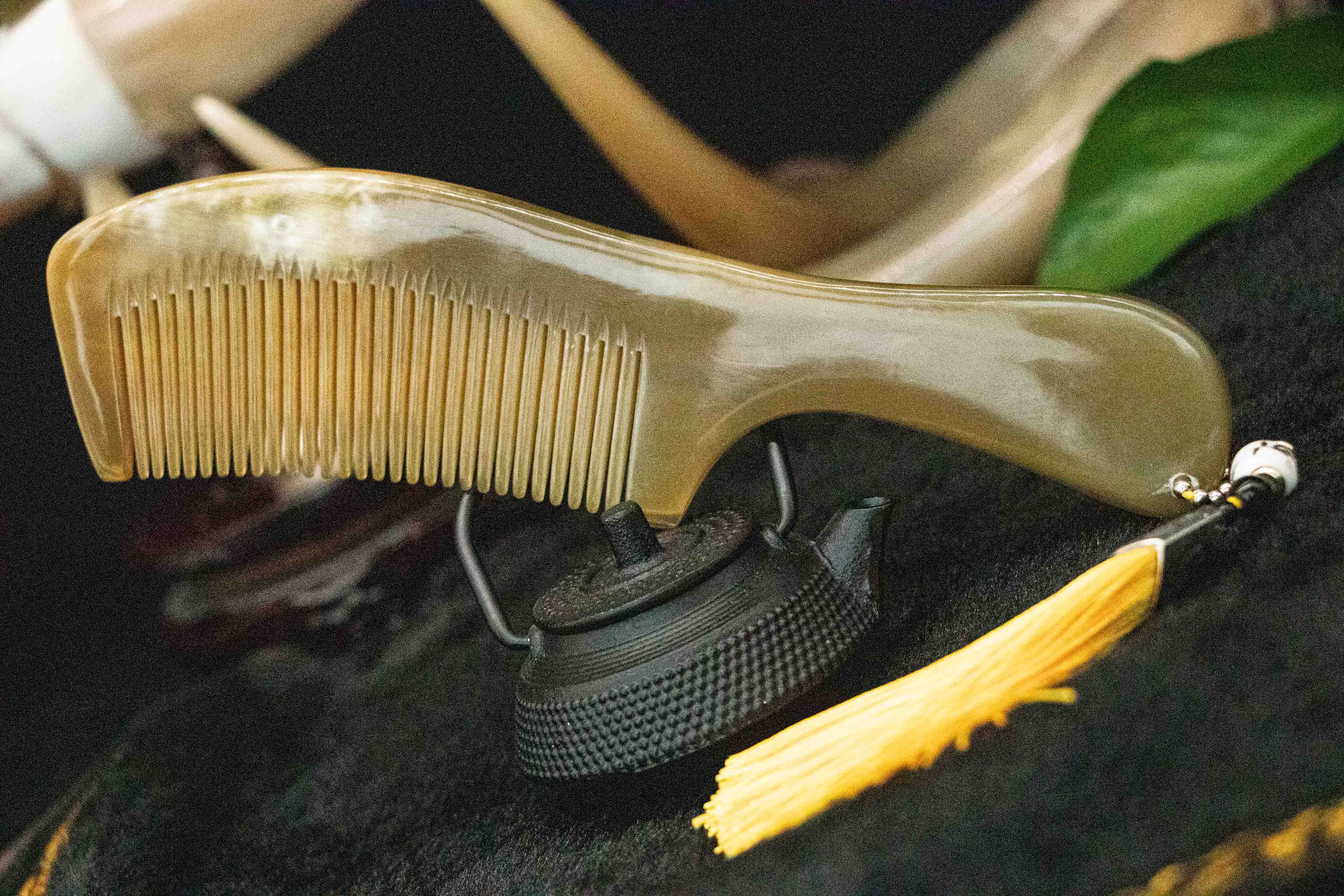 黑色牛角梳辨别真假,牛角梳用几度水试真假