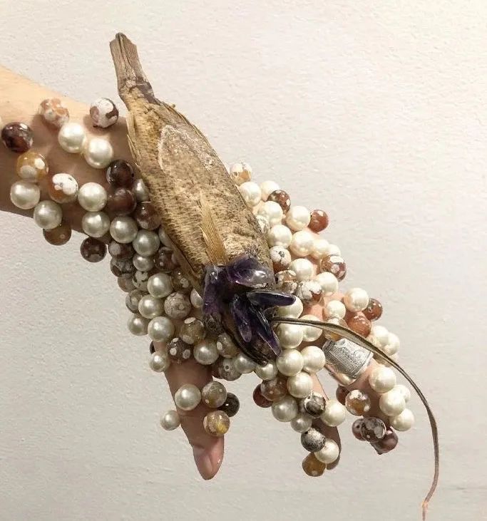 将鲜花封存,变成华服,玩转自然材料的日本设计师